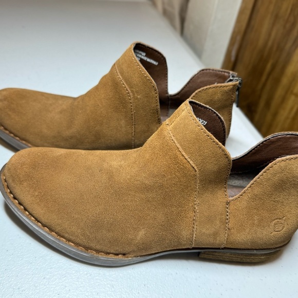 Born Shoes - Born Shari II Tan Suede Ankle Boots size 7M southwestern western EUC